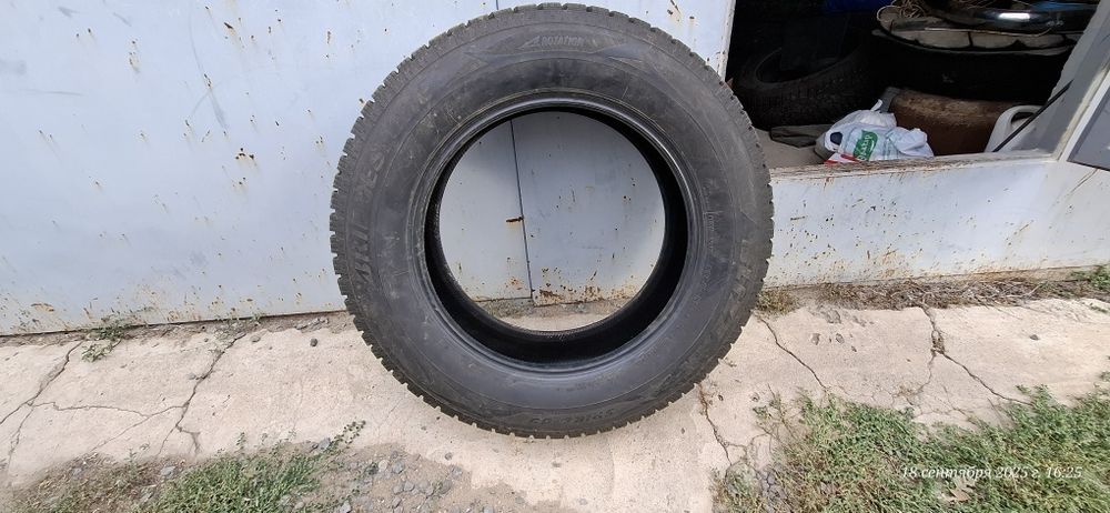 Шина зимняя с шипами Bridgestone Blizzak 235/65 R18