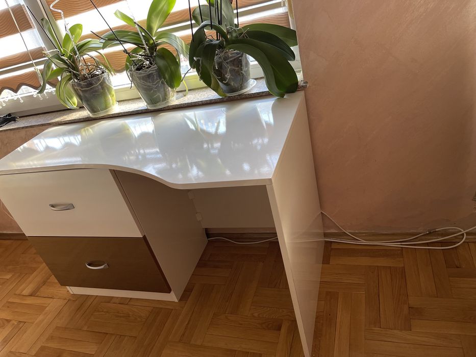 Бюро гланц бяло с кафяво