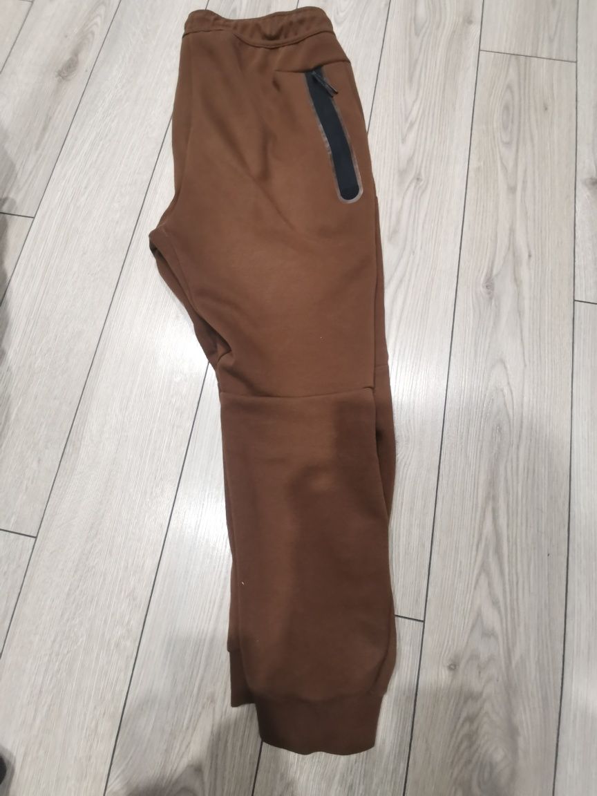 Vand pantaloni Nike Tech maro