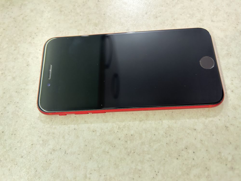 IPhone SE 2020 red