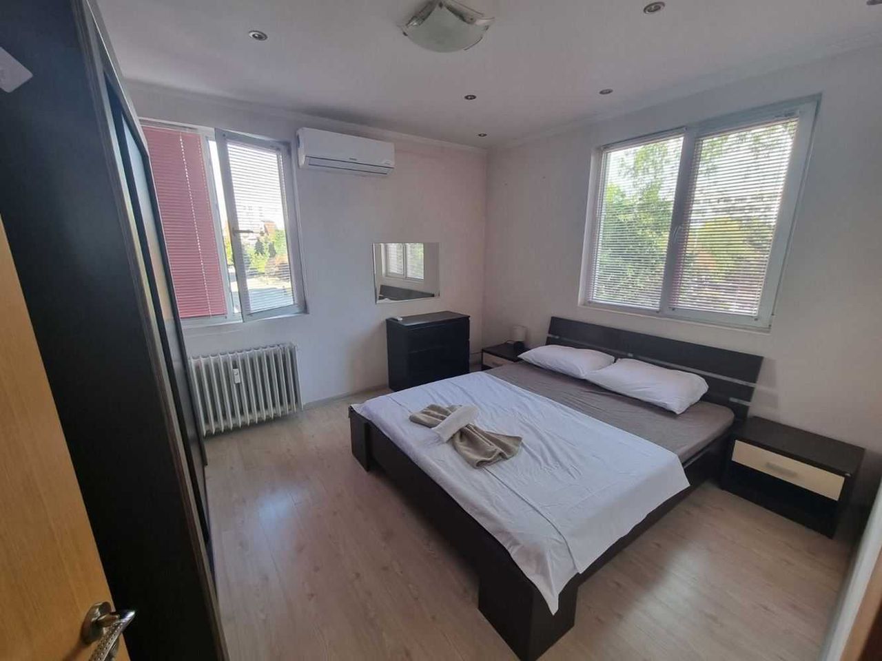 Дава се под наем Тристаен апартамент в Пловдив, Кършияка - 110 кв.м за 550 € - Снимка #20