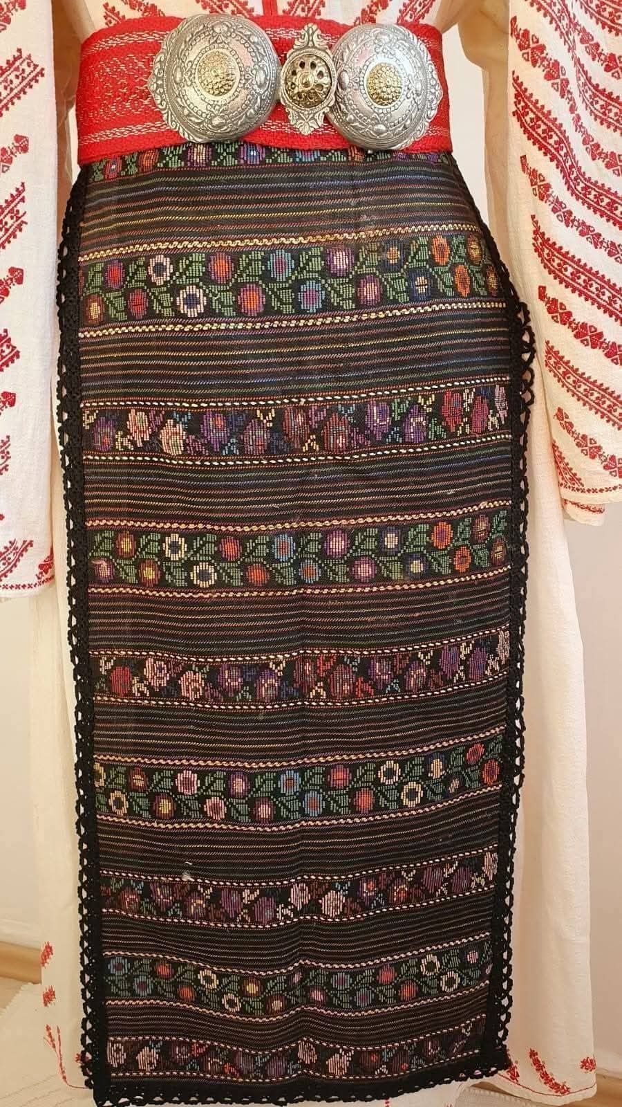 Costum popular (camasa/ie cu poale, catrinte/sorturi/fote/zadii)