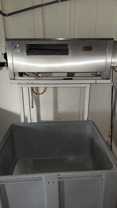 Vandem 2 masini de facut fulgi de gheata marca MAJA