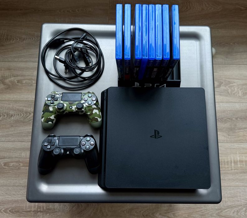 PlayStation 4 1TB с 2 джойстика + 8 игри