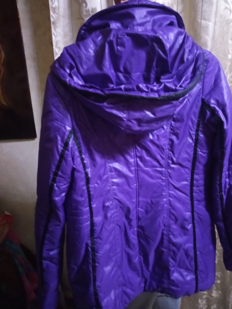 Куртка женская, осень -весна,размер 48-50, почти новая, цвет фиолетовы