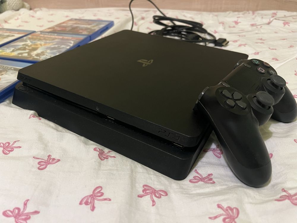 Playstation 4 Slim + 1 Джойстик + 7 игри