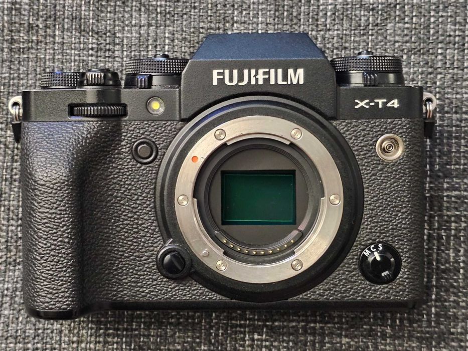 Fujifilm X-T4, 3 батерии, зарядно и 2 SD карти Самсунг
