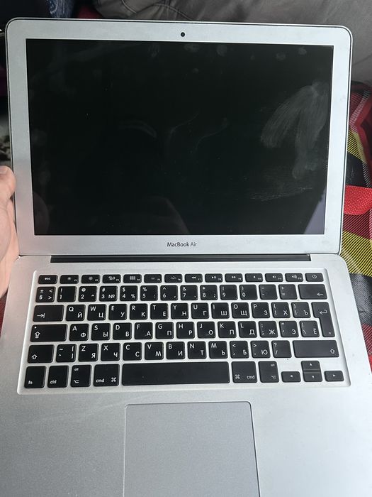 Apple Maccbuk sotiladi srochnno aybi yoq zaryadakalari bor icloud yoq