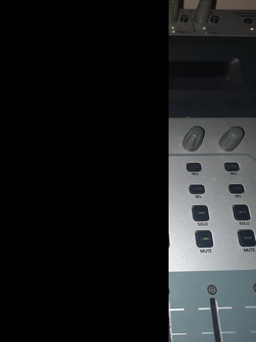 Mixèr cu placă audio studio!