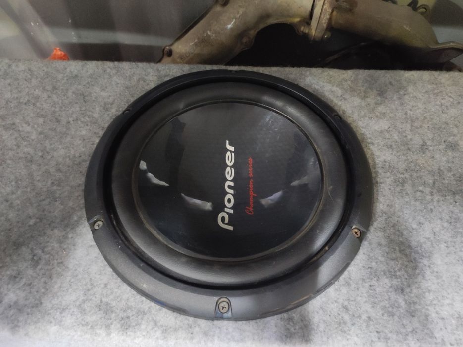 Продам сабвуфер Pioneer оригинал 400ватт с усилком на 500вт
