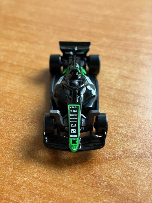 Колекционерска Формула 1 количка Kick от HotWheels сезон 24/25