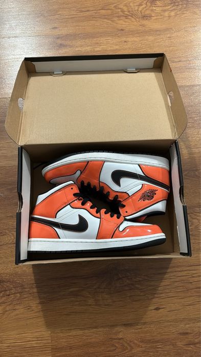Jordan 1 Mid SE Turf Orange