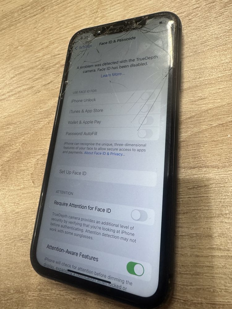 iPhone 11 счупен но работи