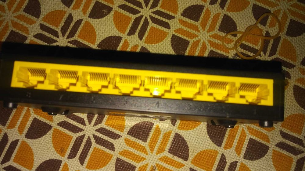 8 портов Суич за връзка с интернет