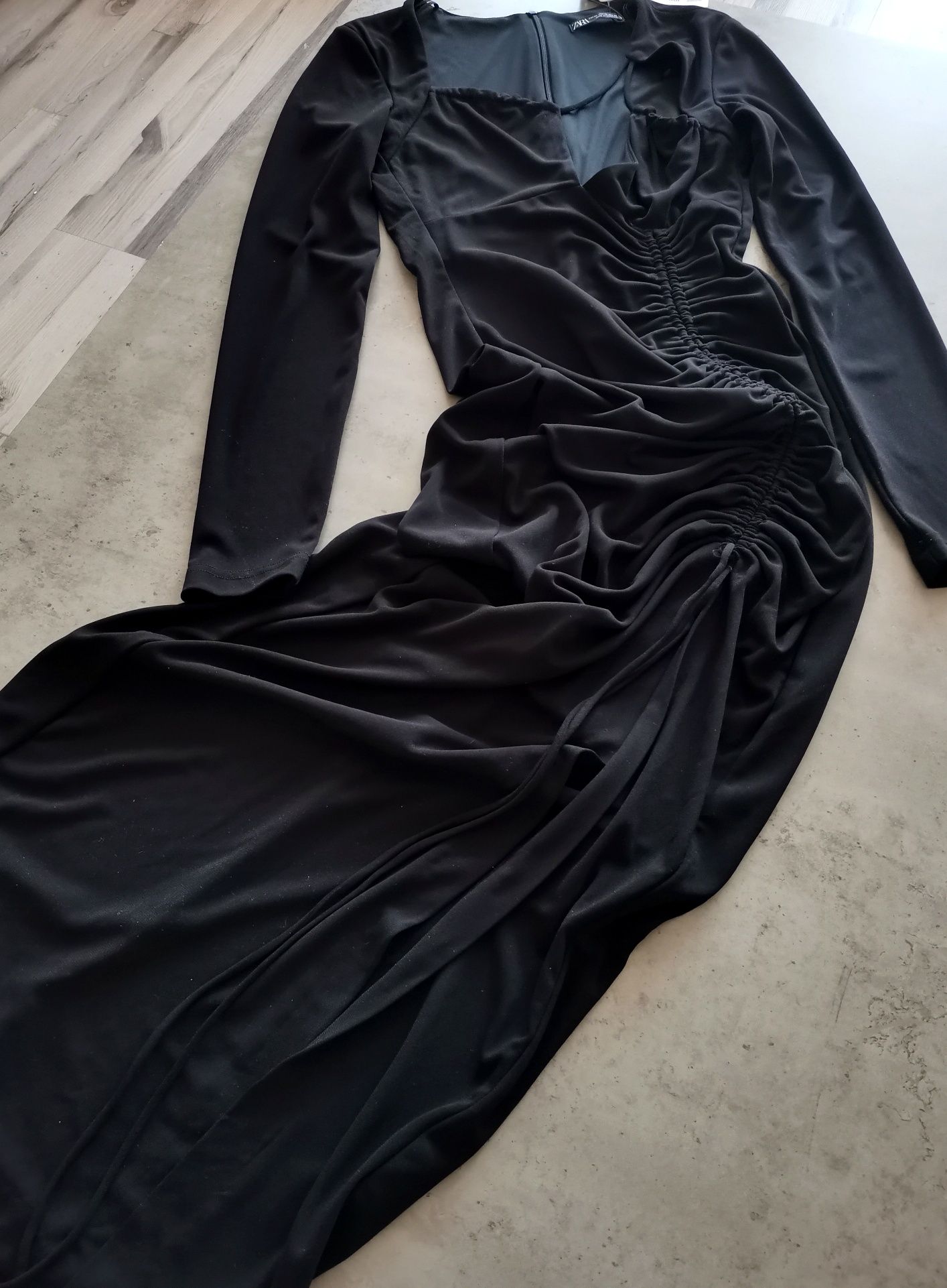 Дълга черна рокля на Zara