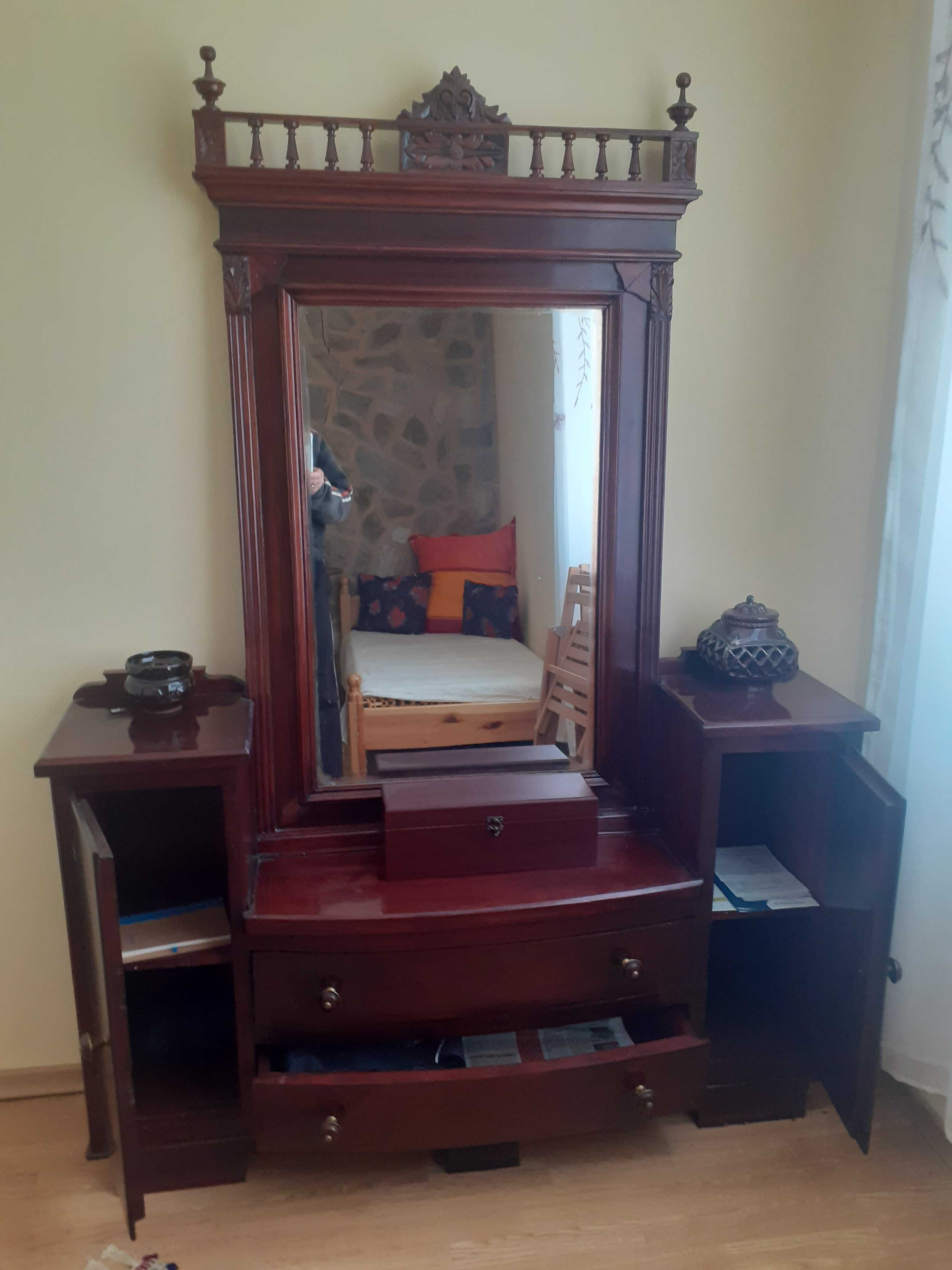 Дървен  шкаф с огледало-300