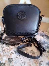 Deluxity Los Angeles черна малка чантa през тялото.