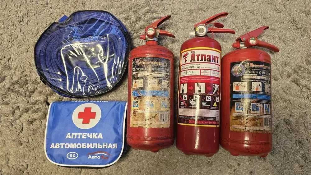 Огнетушители 3 шт,трос,аптечка