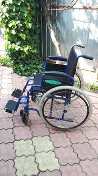 Vand scaun cu rotile pentru persoane cu dizabilitati.