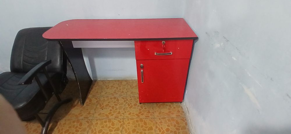 Salon uchun kreslo va manikyur stol sotiladi.