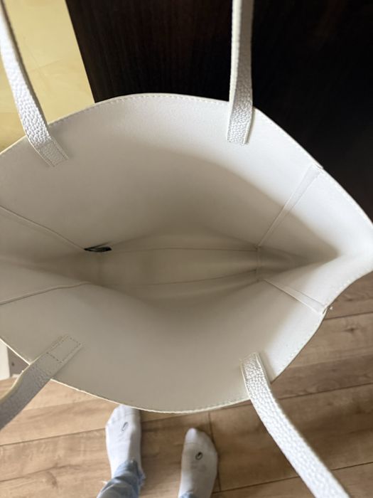 Бяла дамска чанта DKNY