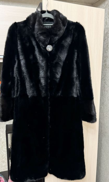Норковая шуба в отличном состоянии, цвета черный бриллиант
