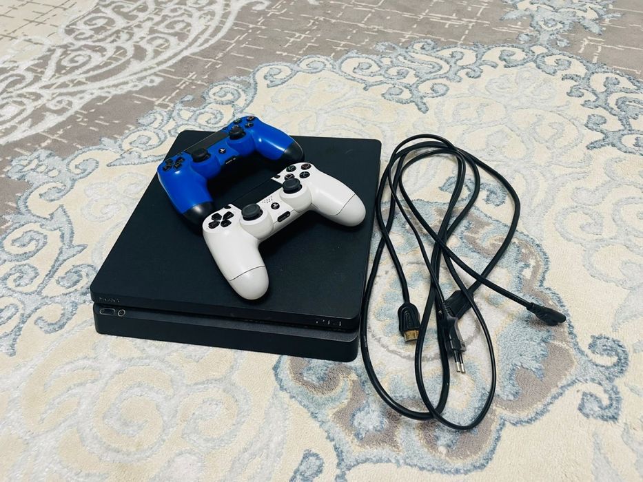 Продам PS4 в хорошем состоянии