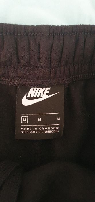 Vând pantaloni scurti nike originali.        Noi nouti