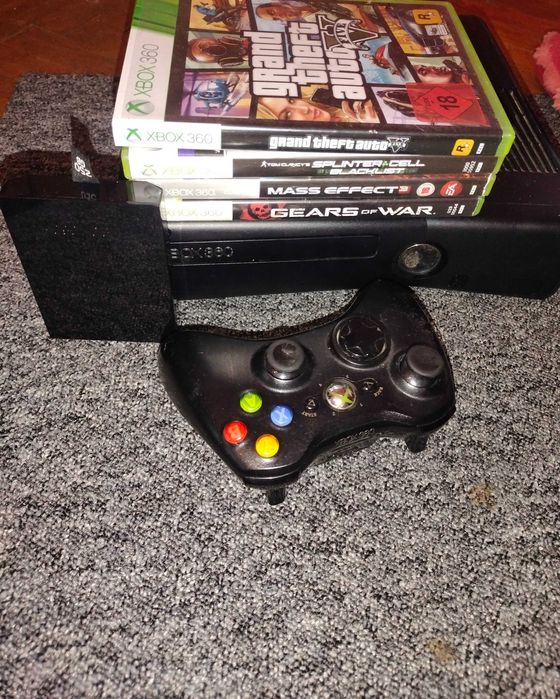 X-box 360 cu 4 jocuri + hard disk drive de 220 de gb cadou