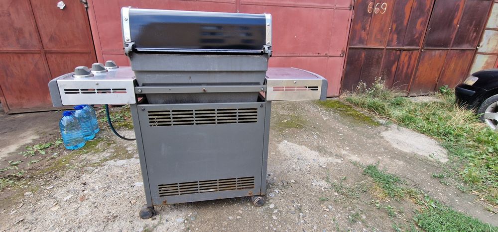 Weber Genesis gratar pe gaz