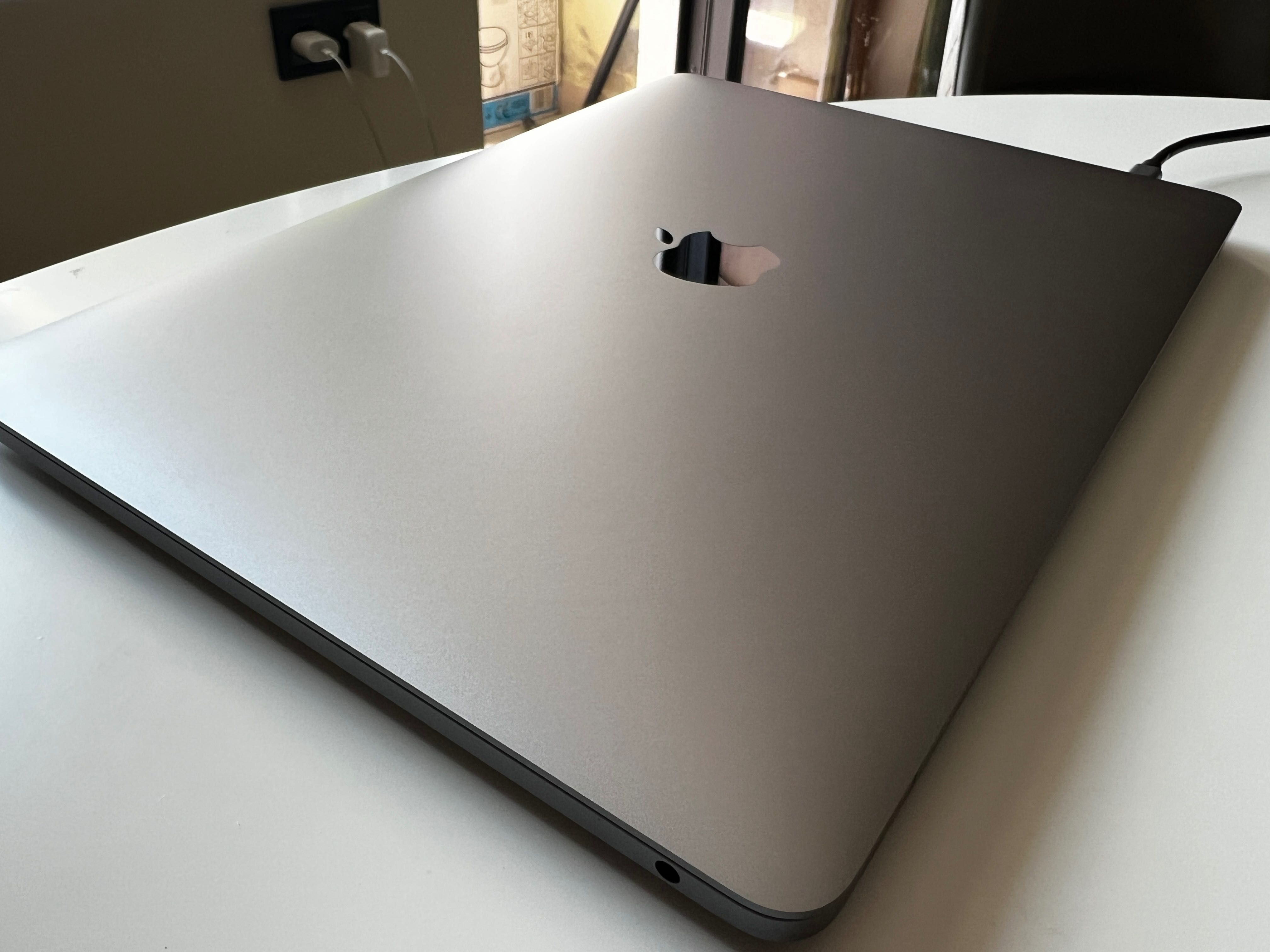 MacBook Pro M1 chip, 8RAM/256SSD, Mid 2020