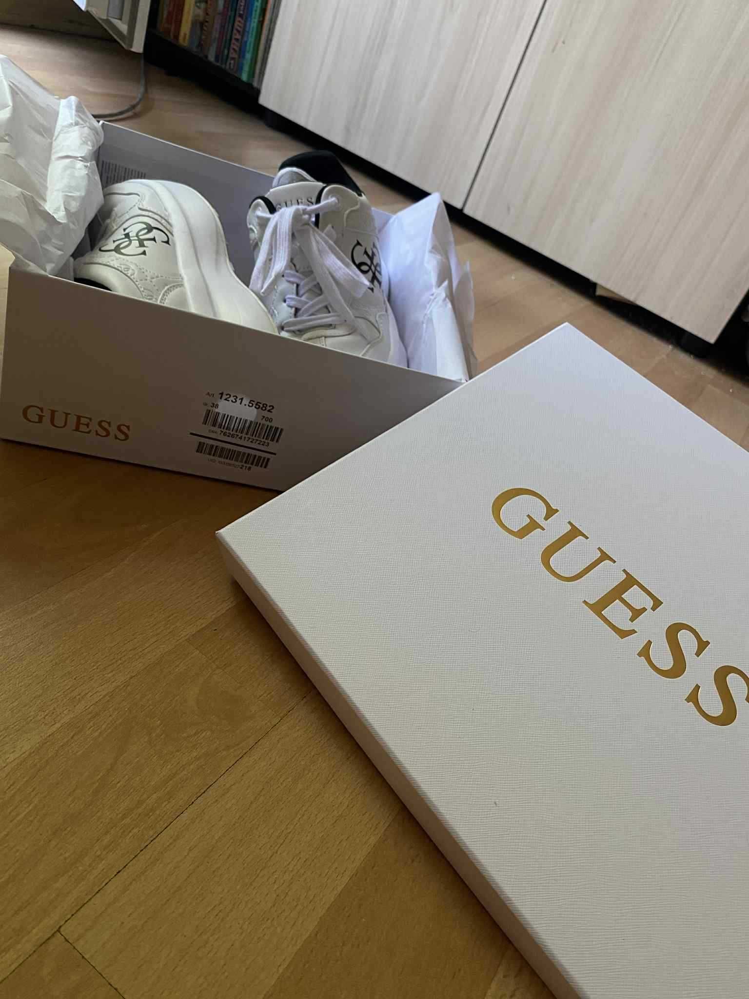 GUESS Ниски маратонки 'Luckei' в Бяло