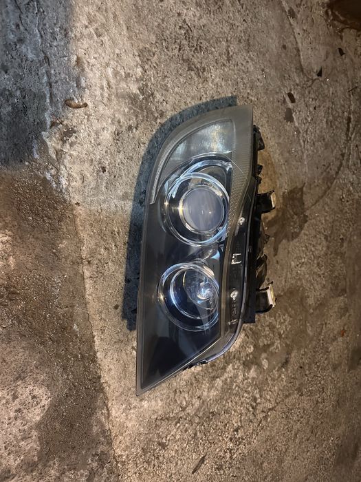 Продавам десен фар бмв е91/90 преди фейса
