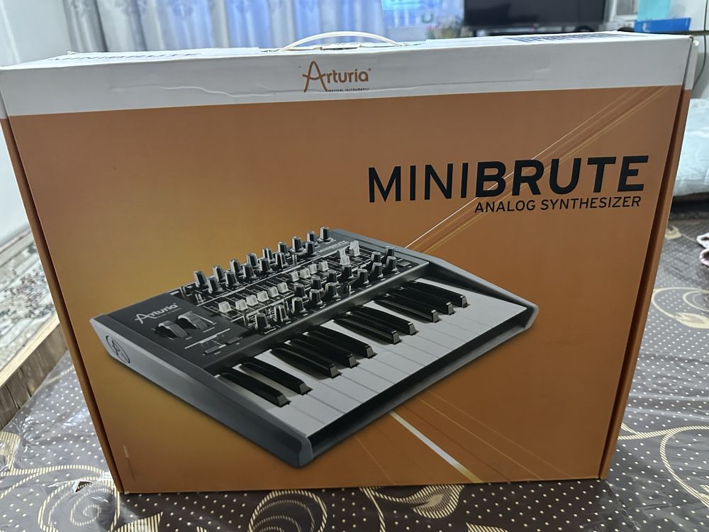 Arturia minibrute analog synthesizer mmmyyyuuuzzziiiiiiiiiiiiiiiiiiiii