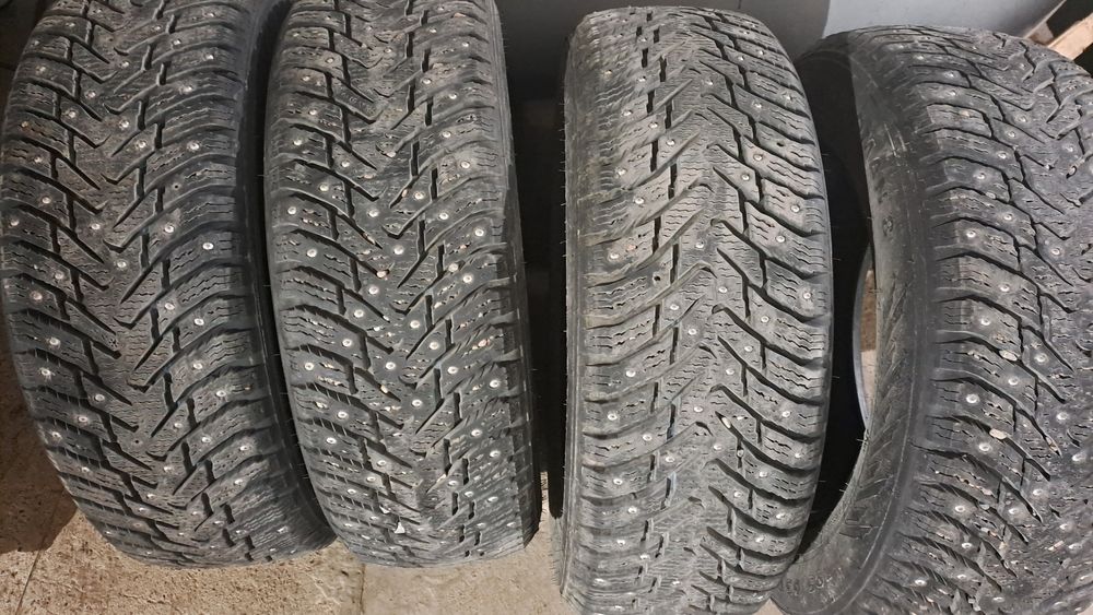 Продам зимнию резину.