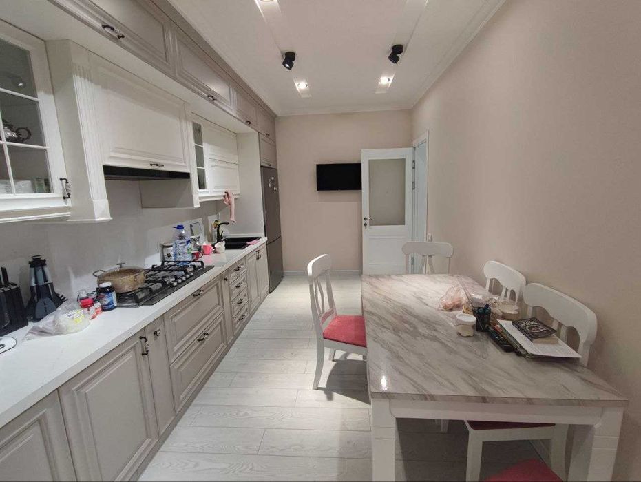 Айбек. Eвpo peмонт. 4/1/10. Kирпич. 110,5 м.кв. Фидокор, Шевченко.