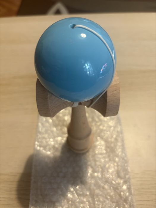 Kendama albastra, noua