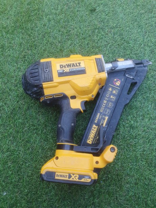 Pistol cuie dewalt dcn 694