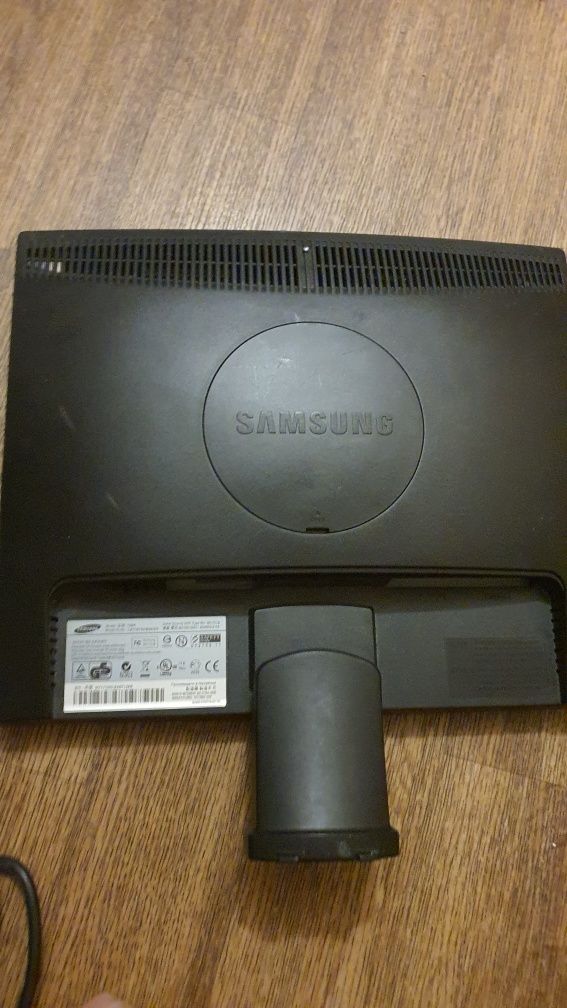 Монитор Samsung 743N