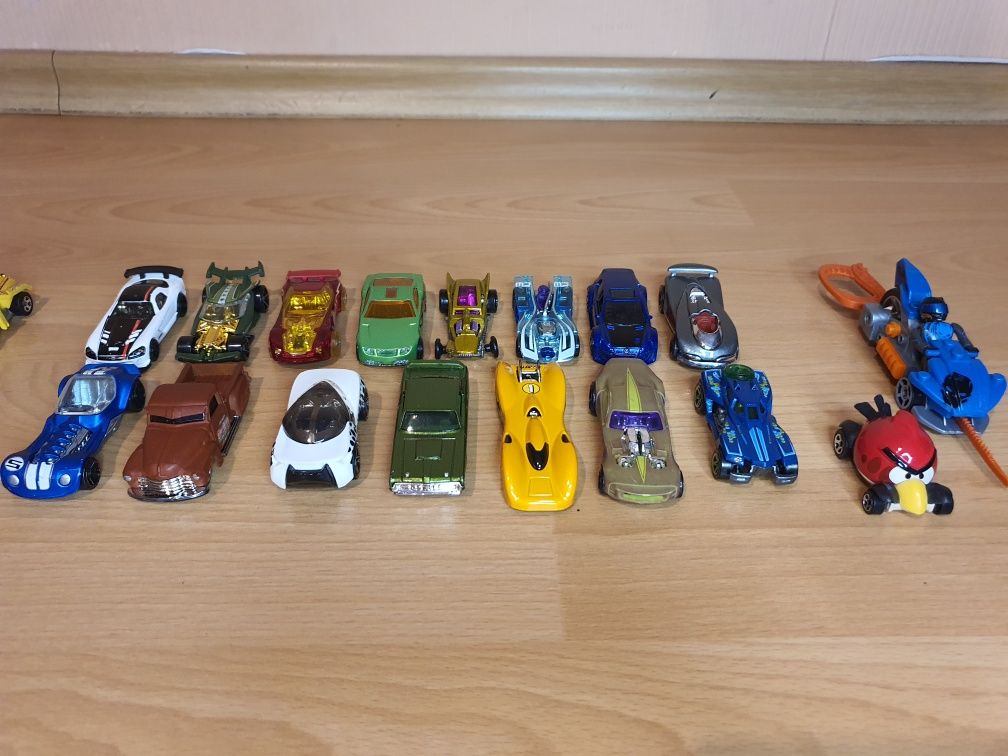 Hotwheels колички, писти и изстрелвачка