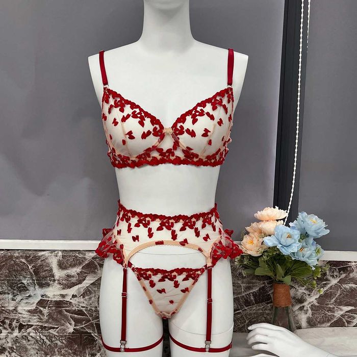 set lenjerie nou dantela brodat rosu 4 piese L cupa C