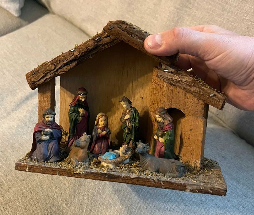 Iesle Nasterea Domnului decor lemn si figurine rasina 26x20 cm