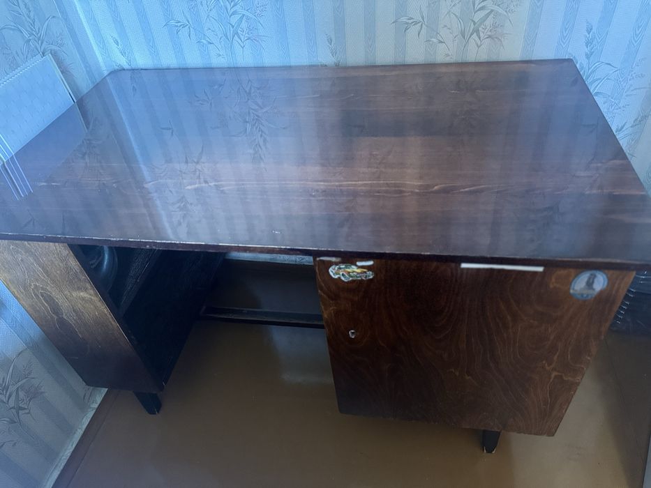 Продается письменный стол.