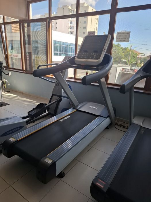 Bandă de alergat  Technogym și Live Fitness