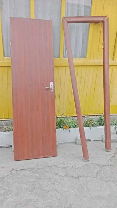 Продаю дверь для ванной комнаты

Продаётся межкомнатная дверь 200×60 с