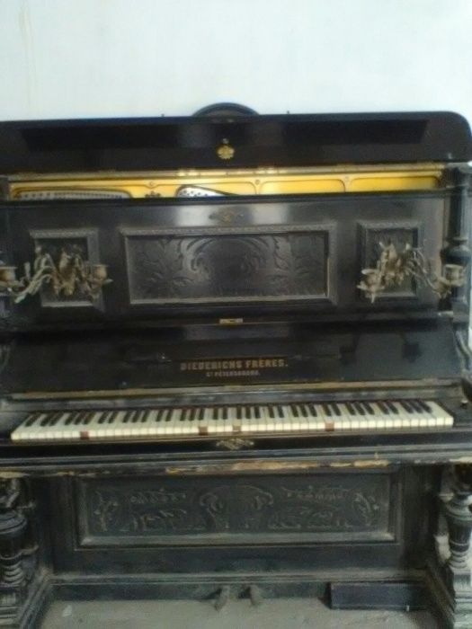 Продается антикварное пианино.