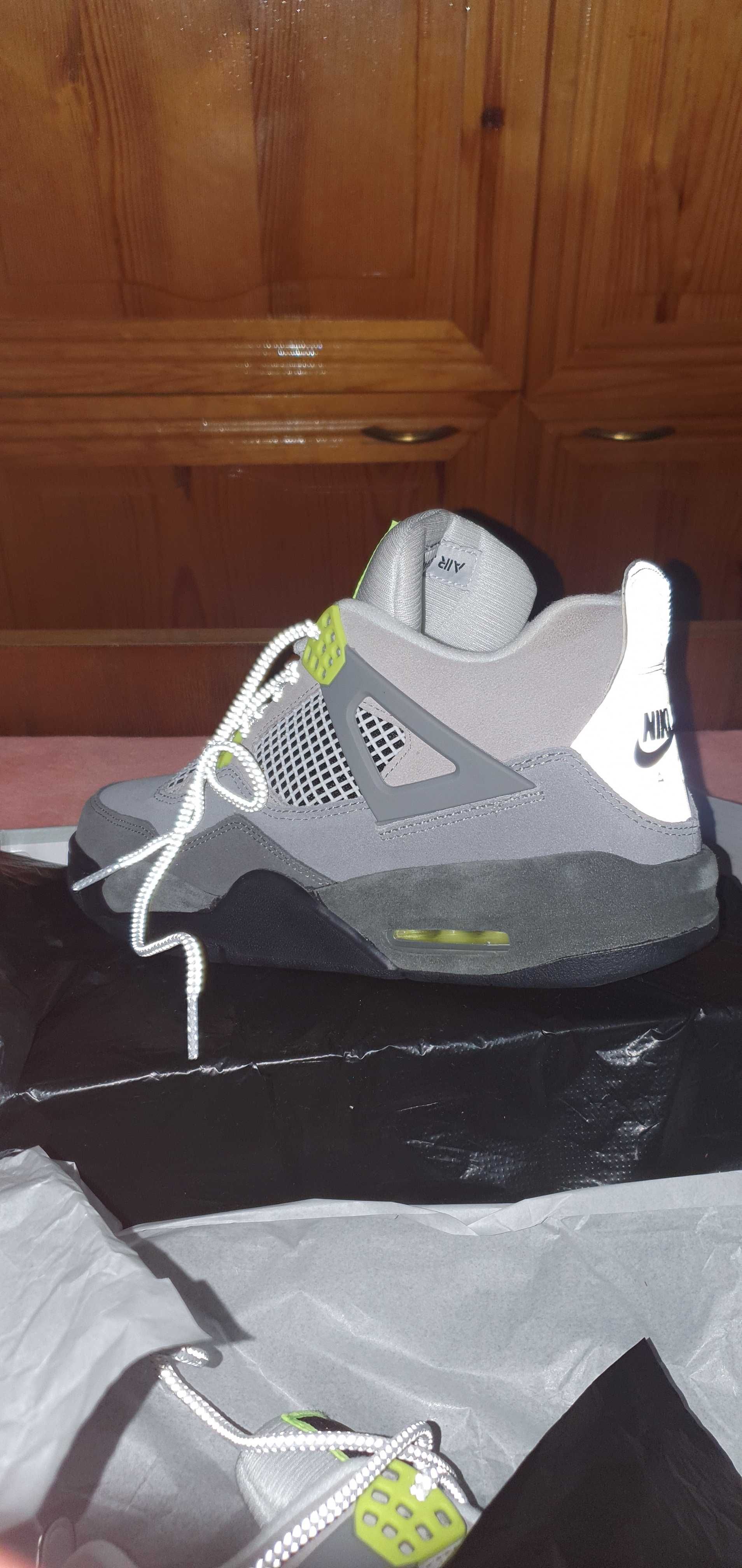 Air Jordan 4 Retro neon grey volt-wolf grey