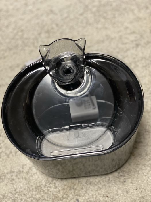 Vând fântână pentru pisici/câini de talie mică cu filtru de apa