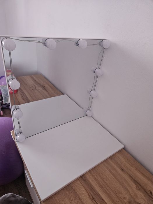 Oglindă tip Hollywood cu lumini LED – ideală pentru machiaj și styling