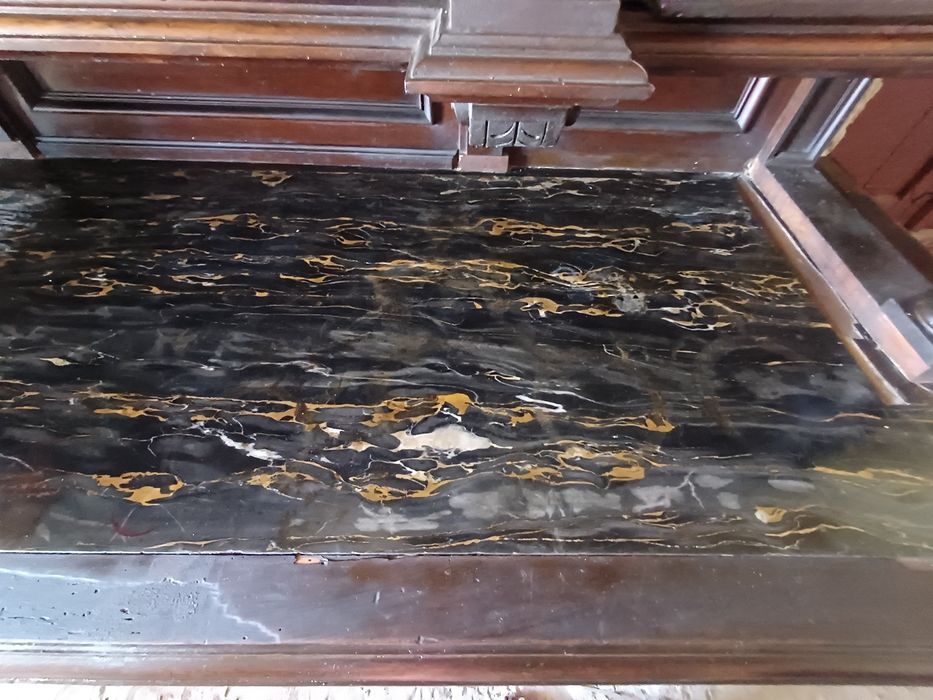 Vând credent lemn masiv,sculptat..